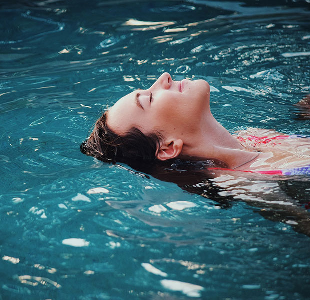mujer relajada en el agua de un spa