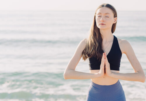 Beneficios del yoga en la playa