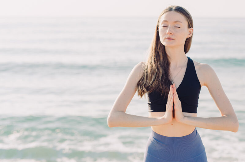 Beneficios del yoga en la playa
