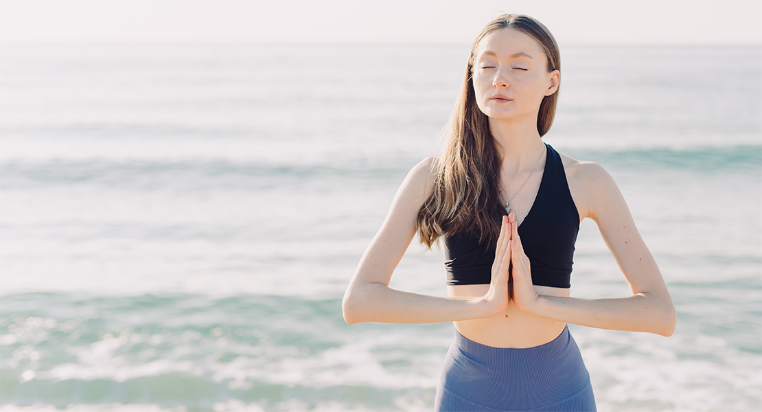 Beneficios del yoga en la playa